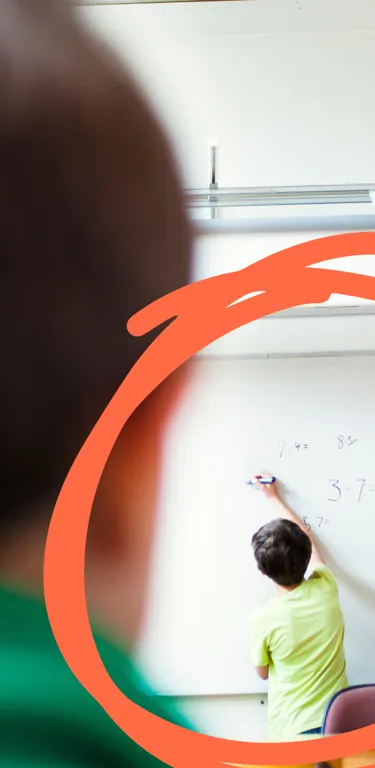 Élèves apprenant les mathématiques 