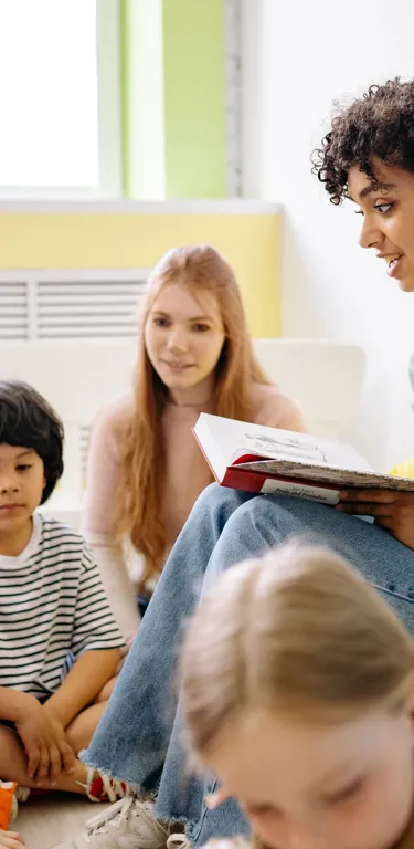 Éducatrice qui parle à des enfants 