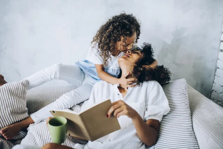 enfant embrassant sa mère 