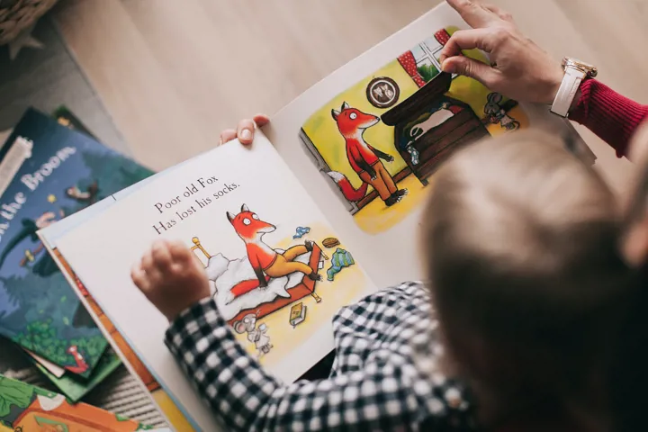 Jeune enfant qui lit un livre