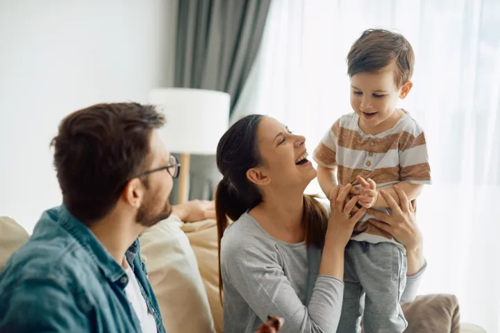 Parents écoutant leur enfant 