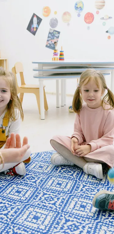 Éducatrice avec jeunes enfants qui parlent