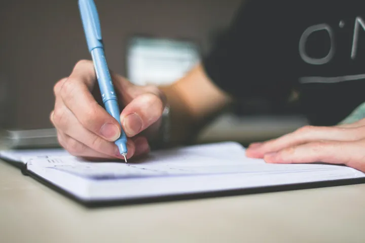 3 pistes pour enseigner la grammaire au secondaire à l’aide de la littérature jeunesse