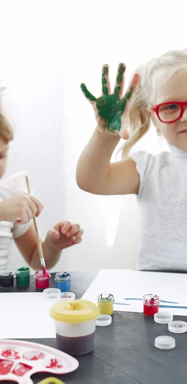 Jeunes filles qui peinturent avec leurs mains 