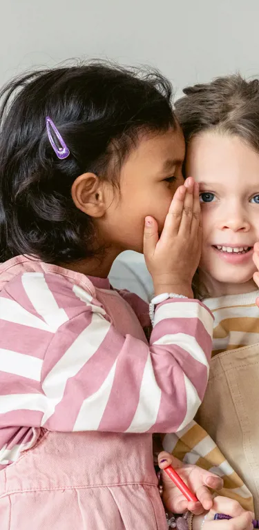 Enfants d'âge préscolaire qui parlent ensemble