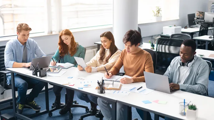 Étudiants collaborant ensemble 