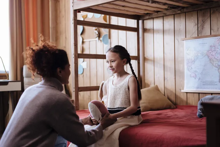 Jeune fille qui parle avec une éducatrice