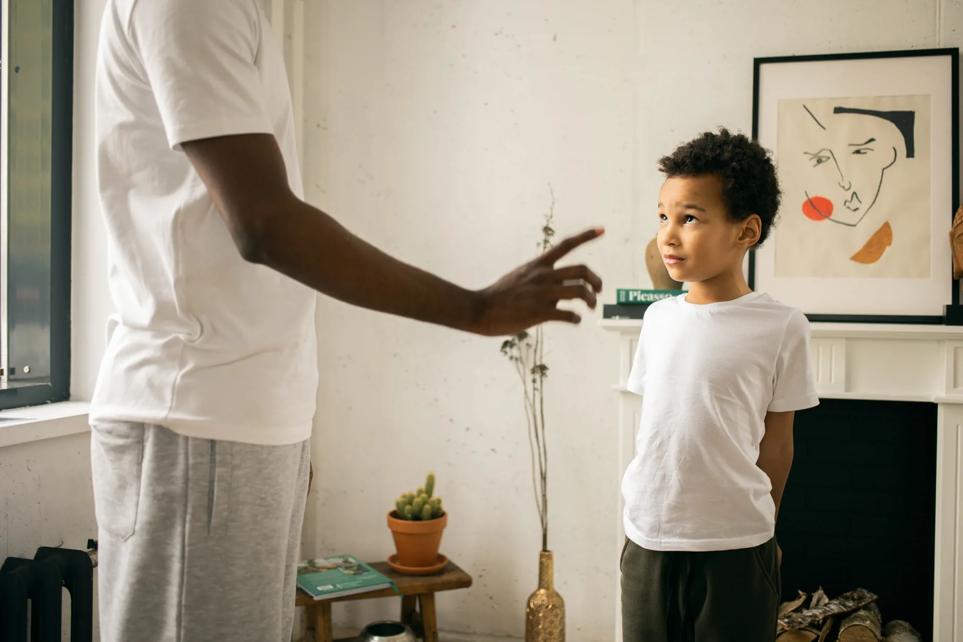 Adulte qui parle à un enfant 