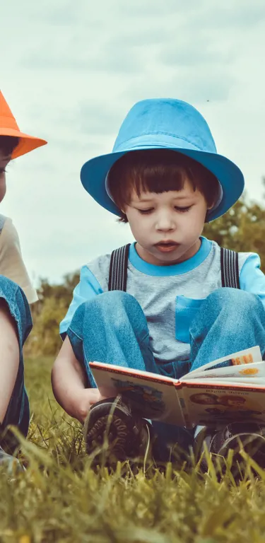 Deux enfants d'âge prsécolaire qui lisent