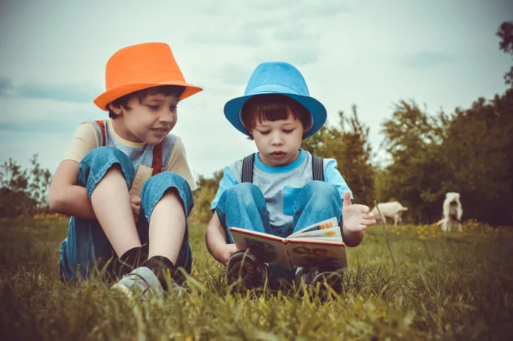 Deux jeunes enfants qui lisent un livre
