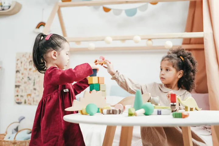 Jeunes enfants qui jouent aux blocs 