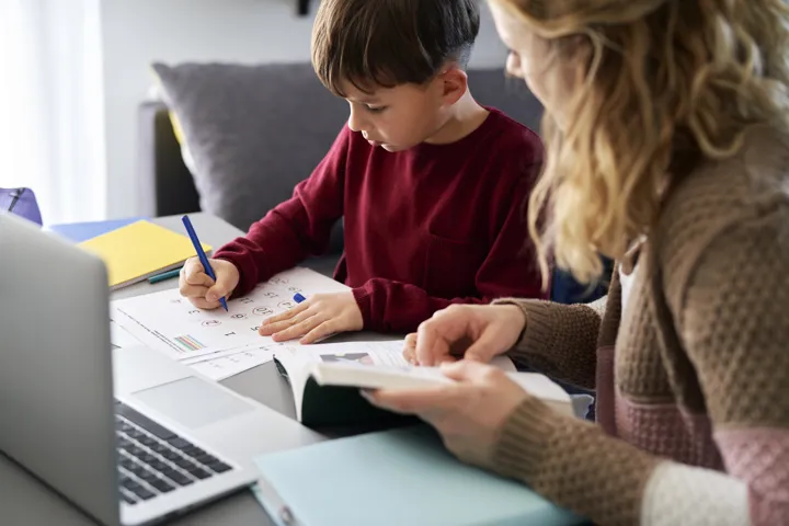 maman aidant son fils avec les études