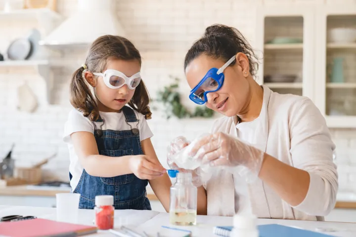 parent faisant une expérience scientifique avec son enfant 