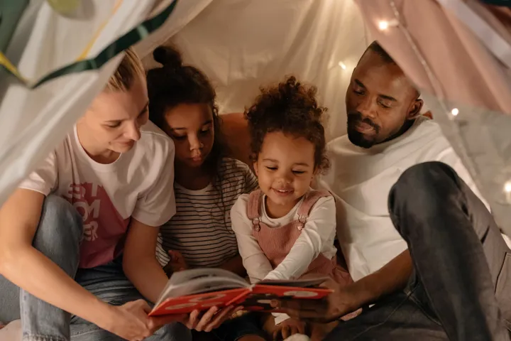 Lire dans une tente avec son enfant pour susciter le goût de la lecture