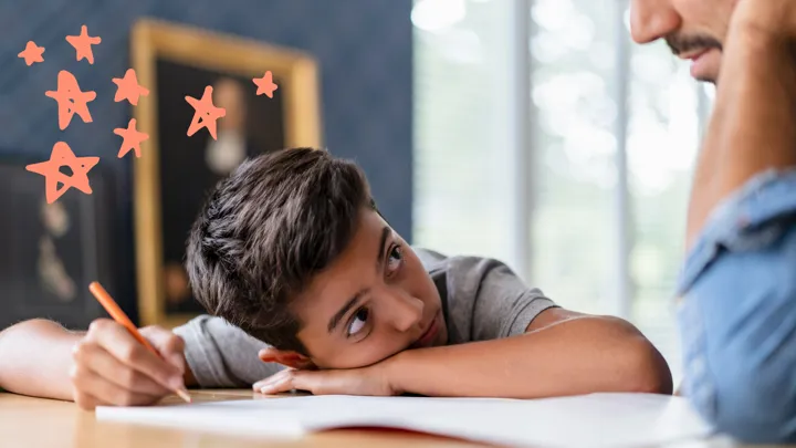 Élève se concentrant sur ses devoirs 