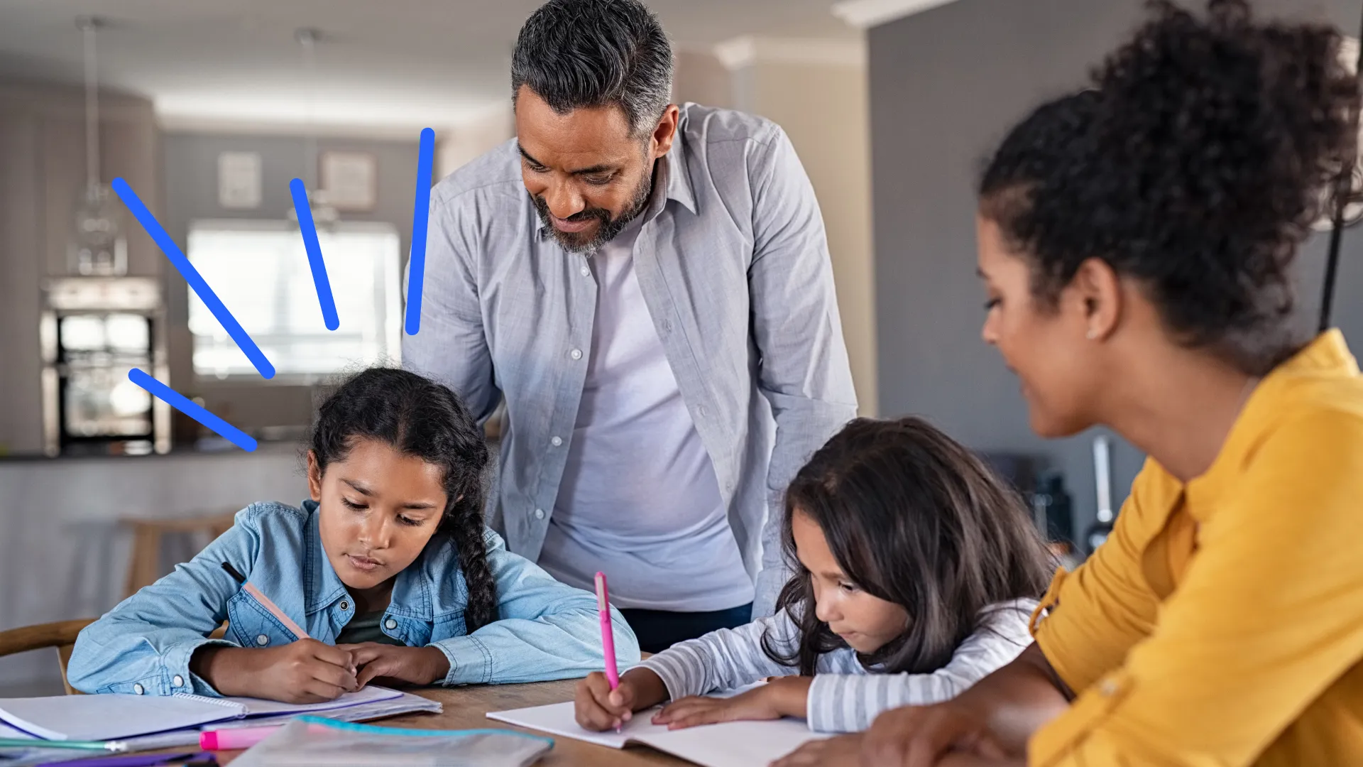 parents aidant à l'étude de leurs enfants 