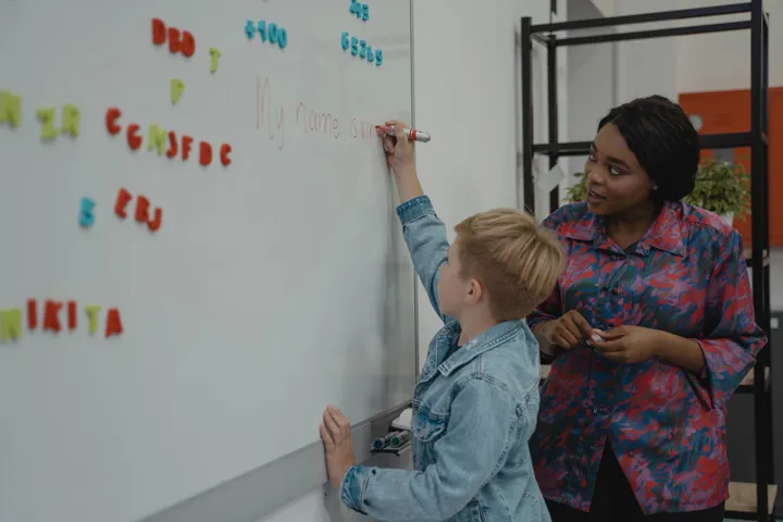 5 façons d’enseigner la grammaire de manière inclusive à l’aide de la littérature jeunesse