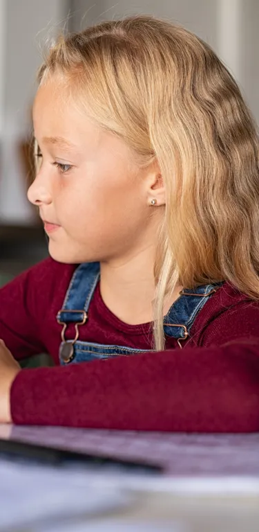 Jeune fille apprenant ses tables de multiplication 