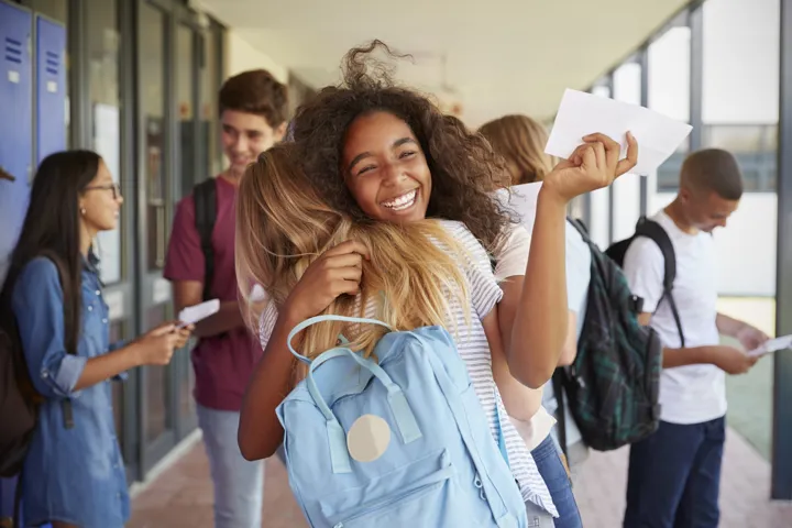 enfants célébrant un examen 