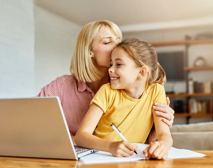 maman aidant son enfant à travailler 