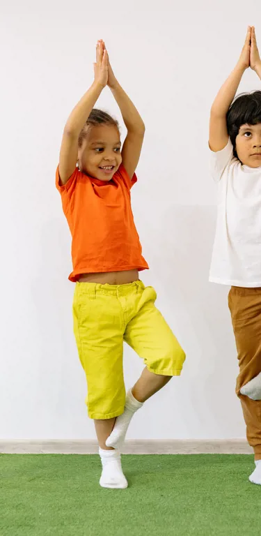 Trois enfants d'âge préscolaire qui jouent à Jean-dit