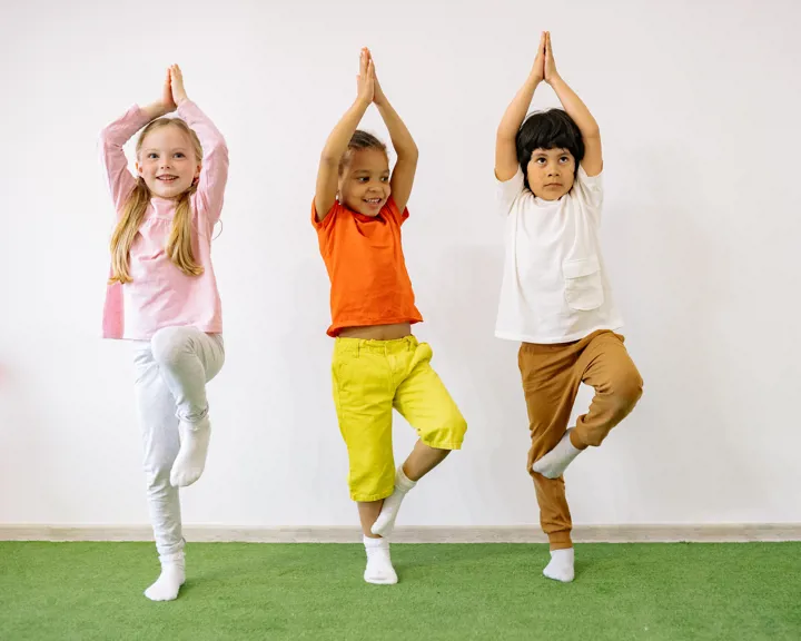 Jeunes enfants qui jouent à Jean-dit